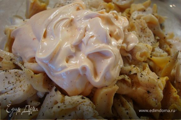 Соус: смешать майонез (если домашнего нет, то берем магазинный), розовый и черный молотый перец. Если надо, то присолите.