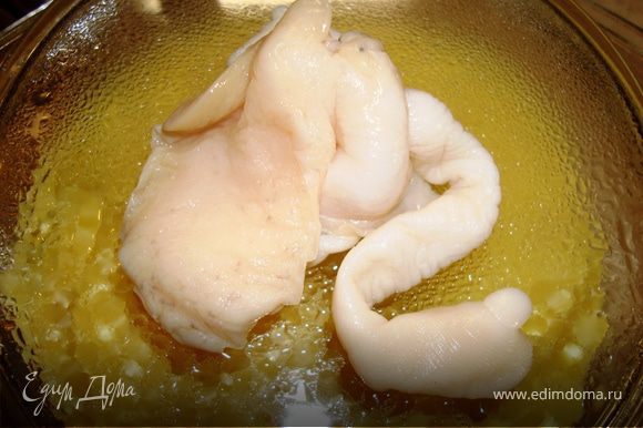 Также можно трубач потушить с любыми овощами. Я тушу с морковью и луком. Для этого сырой моллюск режем соломкой, тушим на сковороде 5 минут, добавляем репчатый лук, растительное масло и морковь, также порезанную соломкой. Все вместе тушить еще минут 5. Затем солим, перчим, по желанию добавляем немного чеснока, пропущенного через пресс, накрываем крышкой и даем настояться 10 минут. Трубач с овощами готов…