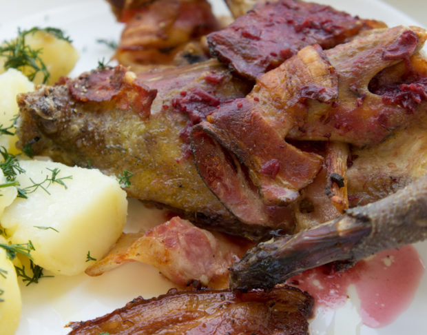 Фазан с брусничным соусом и молодым картофелем